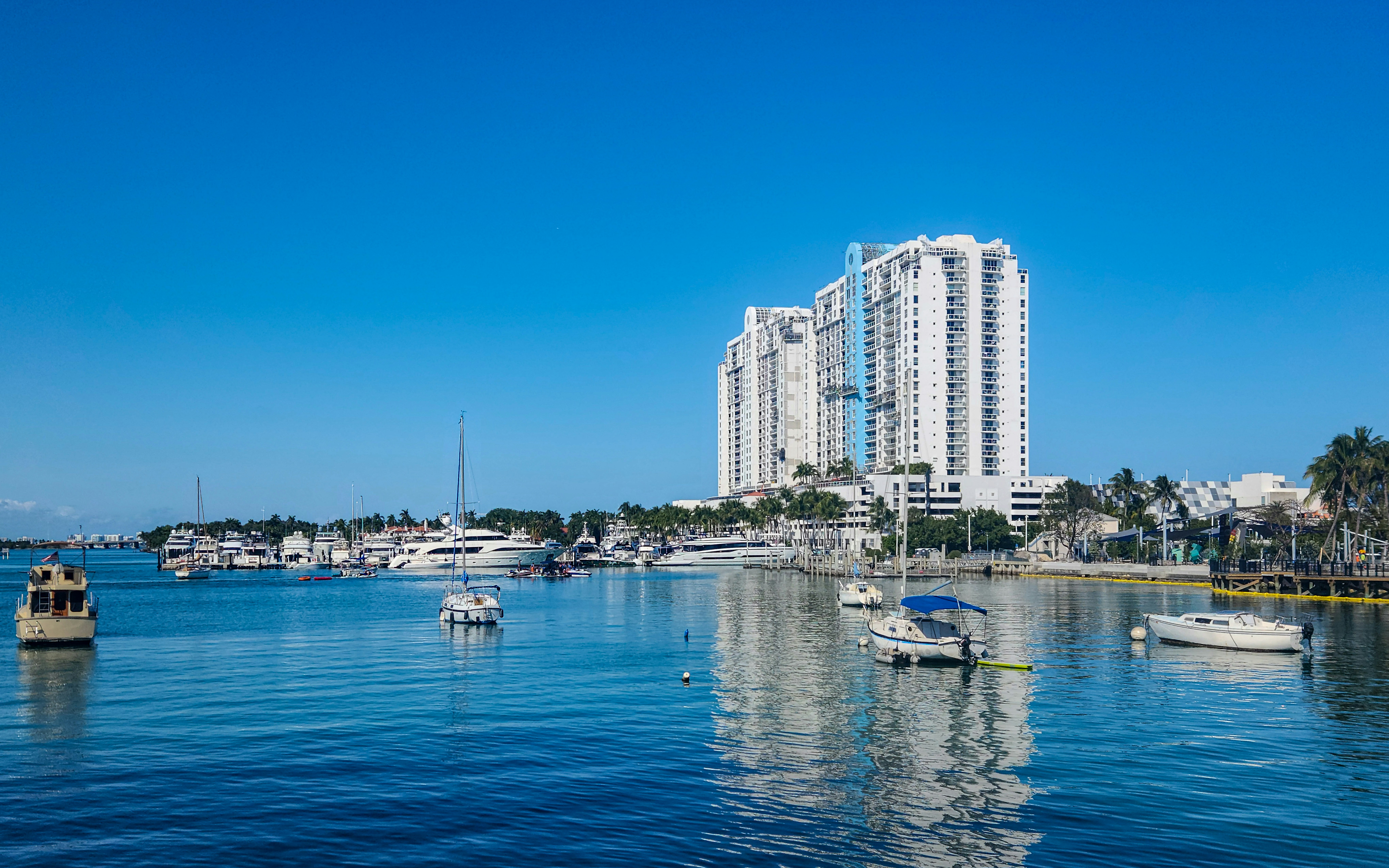 Infinity pool and amenities at a luxury Dubai real estate project