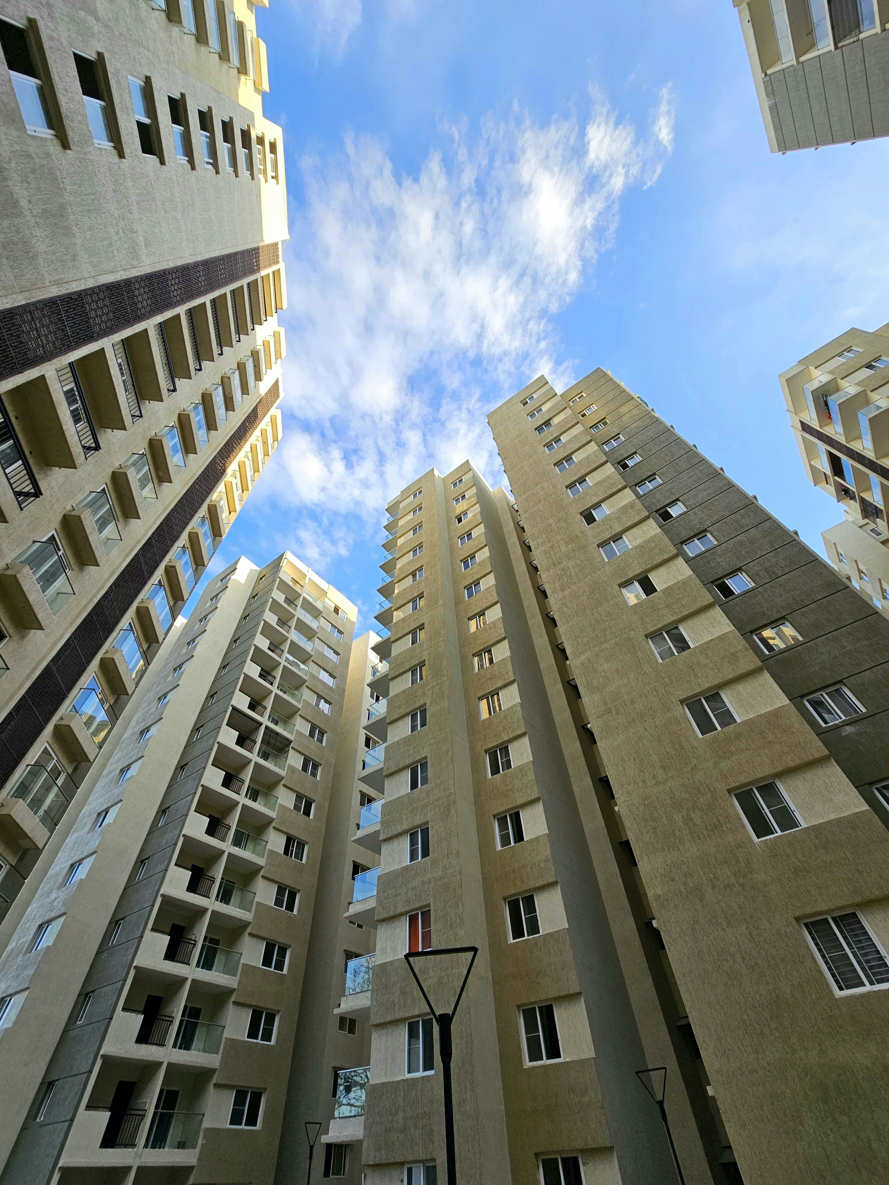 A construction site with cranes, symbolising the rising costs in the housing sector.